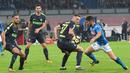 Striker Napoli, Dries Mertens, berusaha melewati pemain Inter Milan pada laga Serie A Italia di Stadion San Paolo, Naples, Sabtu (21/10/2017). Napoli bermain imbang 0-0 dengan Inter Milan. (AP/Ciro Fusco)