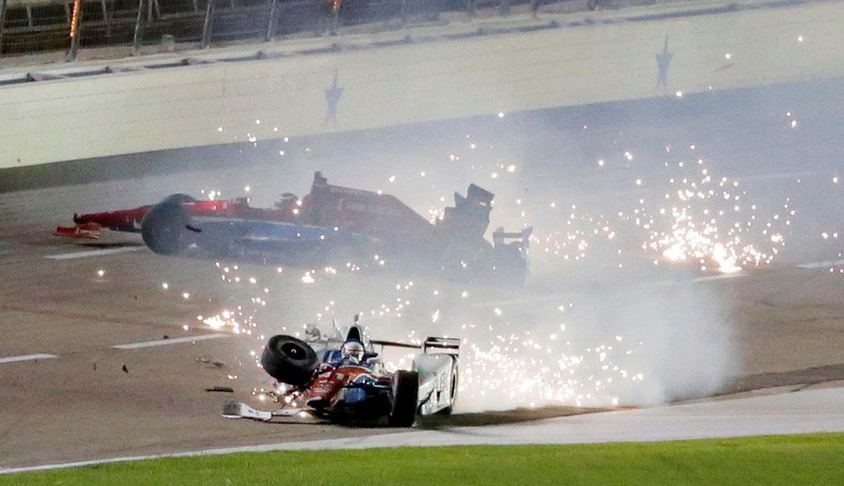  Pebalap Inggris, Jack Hawksworth (depan), terlibat tabrakan dengan pebalap Rusia, Mikhail Aleshin, saat balapan IndyCar di Texas Motor Speedway, Texas, AS, (27/8/2016). (AP Photo/Tim Sharp)