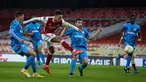 Pemain Arsenal Pierre-Emerick Aubameyang menendang bola saat melawan Olympiacos pada pertandingan leg kedua babak 16 besar Liga Europa di Emirates Stadium, London, Kamis (18/3/2021). Olympiacos menang 1-0. (AP Photo/Matt Dunham)