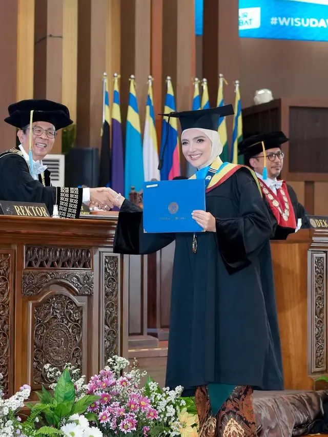 Ashanty saat Wisuda Menyandang Gelar Doktor. [@ashanty_ash]