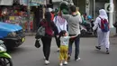 Pejalan kaki menyeberangi jalan di depan Stasiun Lenteng Agung, Jakarta, Senin (4/11/2019). Meski telah tersedia JPO, sebagian pejalan kaki lebih memilih untuk menyeberang sembarangan sehingga mengganggu arus lalu lintas serta berpotensi menimbulkan kecelakaan. (Liputan6.com/Immanuel Antonius)