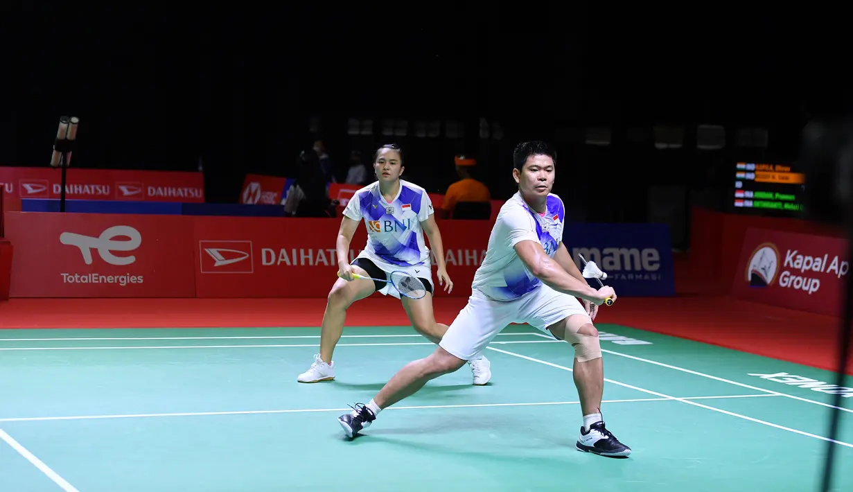 Ganda campuran Indonesia Praveen Jordan / Melati Daeva Oktavianti saat melawan Dhruv Kapila / Reddy N. Sikki (India) pada babak pertama Daihatsu Indonesia Masters 2021 di Bali International Convention Center, Rabu (17/11/2021). Praveen / Melati kalah 11-21 dan 20-22 dalam 30 menit. (HUMAS PP PBSI)