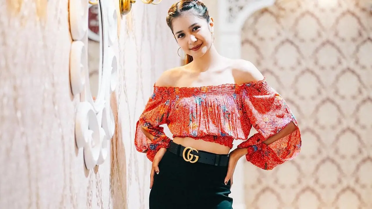 10 Ide Model Baju Batik Wanita Trendi dari Maudy Ayunda hingga Paula Verhoeven