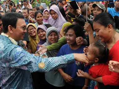  Gubernur DKI Jakarta Basuki Tjahaja Purnama (kiri) bersalaman dengan warga disela peresmian kegiatan "Gerakan Satu Hati Bangun Komunitas Harapan Indonesia", Jakarta, Sabtu (5/3). (Liputan6.com/Helmi Afandi)