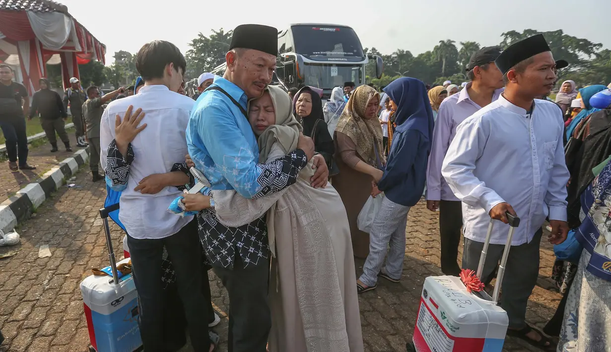 Keberangkatan ini merupakan yang terbanyak di Jawa Barat dan Indonesia. Tampak dalam foto, salah satu calon jemaah haji dipeluk keluarganya saat bersiap mengikuti acara pelepasan di Aula Kantor Bupati, Kabupaten Bogor, Jawa Barat, Jumat (8/5/2026). (merdeka.com/Arie Basuki)