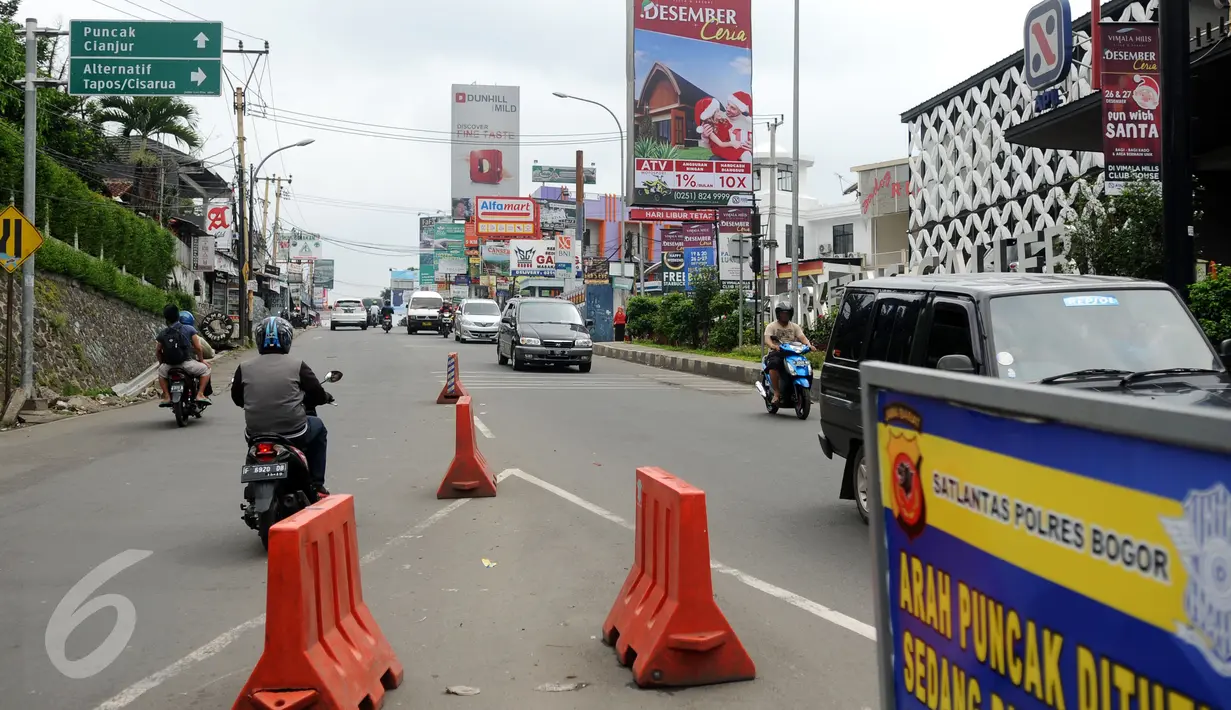 Sejumlah pengendara melintas di Jalan Raya Ciawi menuju Puncak Bogor dan sebaliknya, Kamis (31/12/2015). Diperkirakan arus lalu lintas mengalami kepadatan pada malam hari terkait perayaan malam pergantian tahun baru 2016. (Liputan6.com/Helmi Fithriansyah)