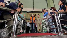 Bupati Empat Lawang, Budi Antoni Aljufri keluar dari gedung KPK usai menjalani pemeriksaan, Jakarta, Selasa (14/7/2015). Budi diperiksa terkait kasus suap mantan Ketua MK, Akil Mochtar dalam Pilkada Kabupaten Empat Lawang. (Liputan6.com/Helmi Afandi)