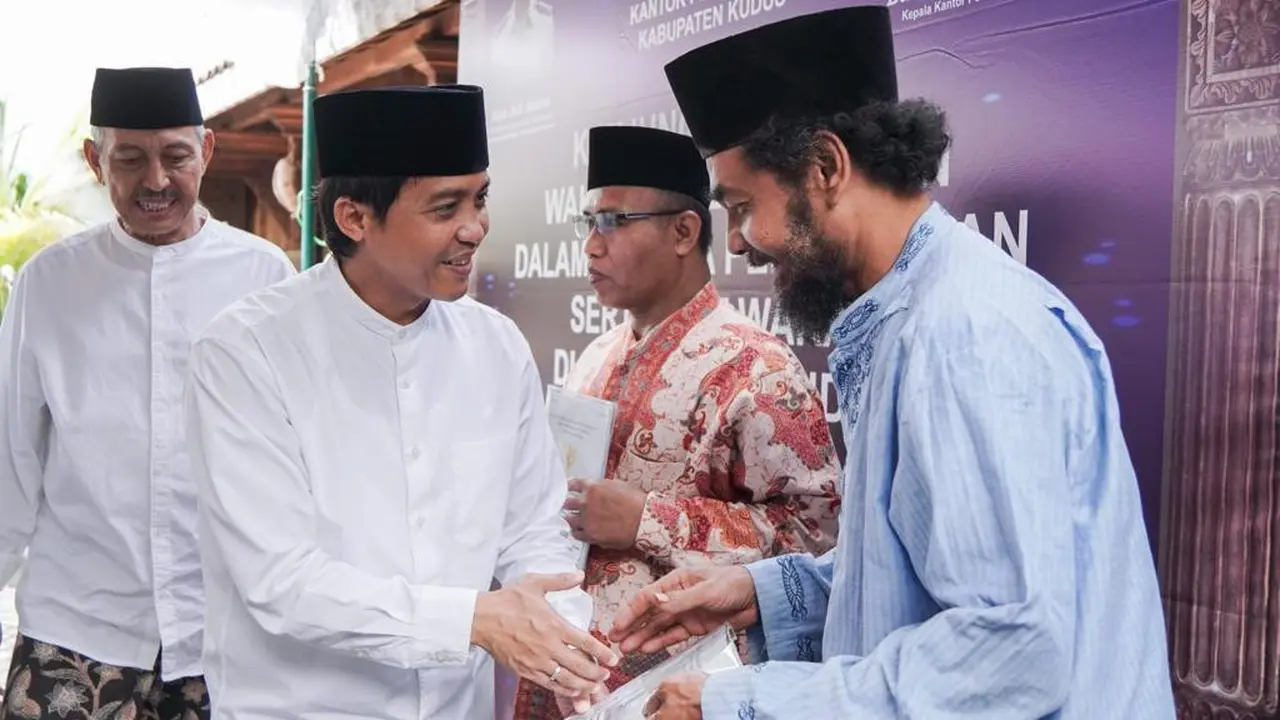 Wakil Menteri Agraria dan Tata Ruang/Badan Pertanahan Nasional (ATR/BPN), Raja Juli Antoni, menyerahkan sertifikat tanah wakaf milik NU dan Muhammadiyah (Istimewa)