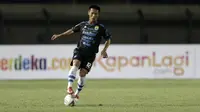 Bek Persib Bandung, Henhen Herdiana, menggiring bola saat melawan Perseru Serui pada laga Piala Presiden 2019 di Stadion Si Jalakl Harupat, Soreang, Bandung, Selasa (12/3). Persib menang 4-0 atas Perseru. (Bola.com/Yoppy Renato)