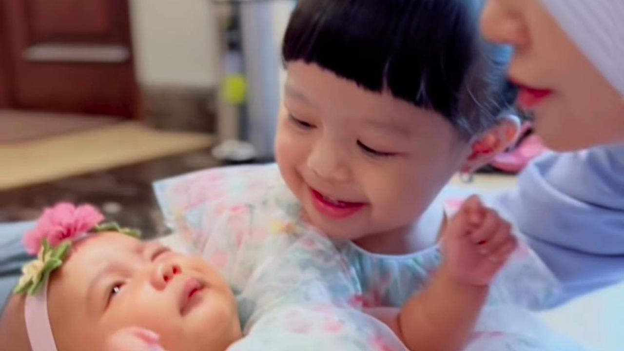 Ada juga yang salfok dengan potret Ameena dan Azura memiliki paras cantik seperti sang mama.