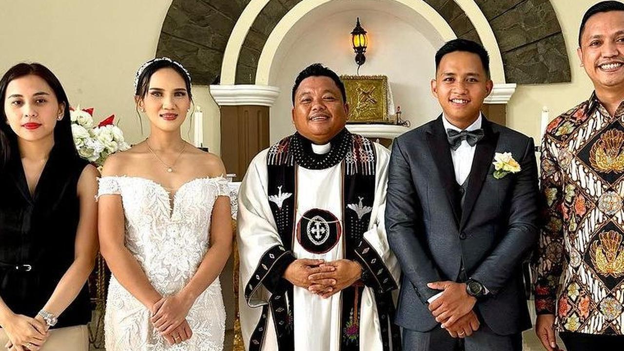 Di hari bahagianya, Richard tampak gagah mengenakan setelan jas abu-abu dengan sepatu sport. Sementara sang istri tampil cantik mengenakan gaun putih.<br>