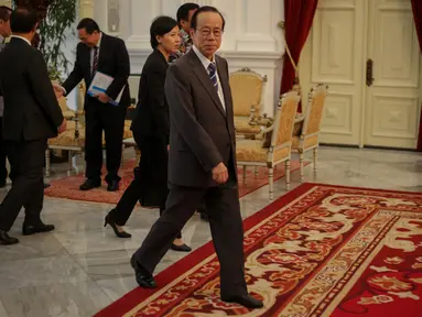 Mantan Perdana Menteri (PM) Jepang Yasuo Fukuda bersama rombongan pengusaha Jepang saat berkunjung ke Istana Negara, Jakarta, Rabu (27/5/2015). Yasuo menginginkan kerjasama dengan Indonesia ke level yang lebih tinggi. (Liputan6.com/Faizal Fanani)