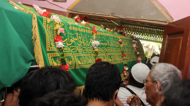 Jenazah almarhumah Mpok Nori dibawa ke Masjid Djami Al-Ikhlas untuk disalatkan usai sholat Jumat, Jumat (3/4/2015). Rencananya almarhumah Mpok Nori akan dimakamkan di TPU Pondok Rangon. (Liputan6.com/Helmi Afandi)
