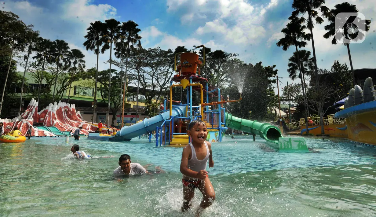 Anak-anak bermain air pada salah satu wahana di The Jungle Waterpark, Bogor, Jawa Barat, Sabtu (18/7/2020). Sejumlah tempat wisata di Kota Bogor mulai hari mulai dibuka kembali setelah selama 4 bulan ditutup dengan menerapkan protokol kesehatan bagi pengunjungnya. (merdeka.com/Arie Basuki)