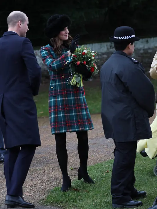 Kate Middleton menyapa warga setelah kebaktian Hari Natal Kerajaan Inggris di Gereja St. Mary Magdalene, Sandringham, Senin (25/12). Memadukan dengan coatnya, legging hitam Kate kenakan dengan almond toe blocked heels sebagai alas kaki. (AP Photo)