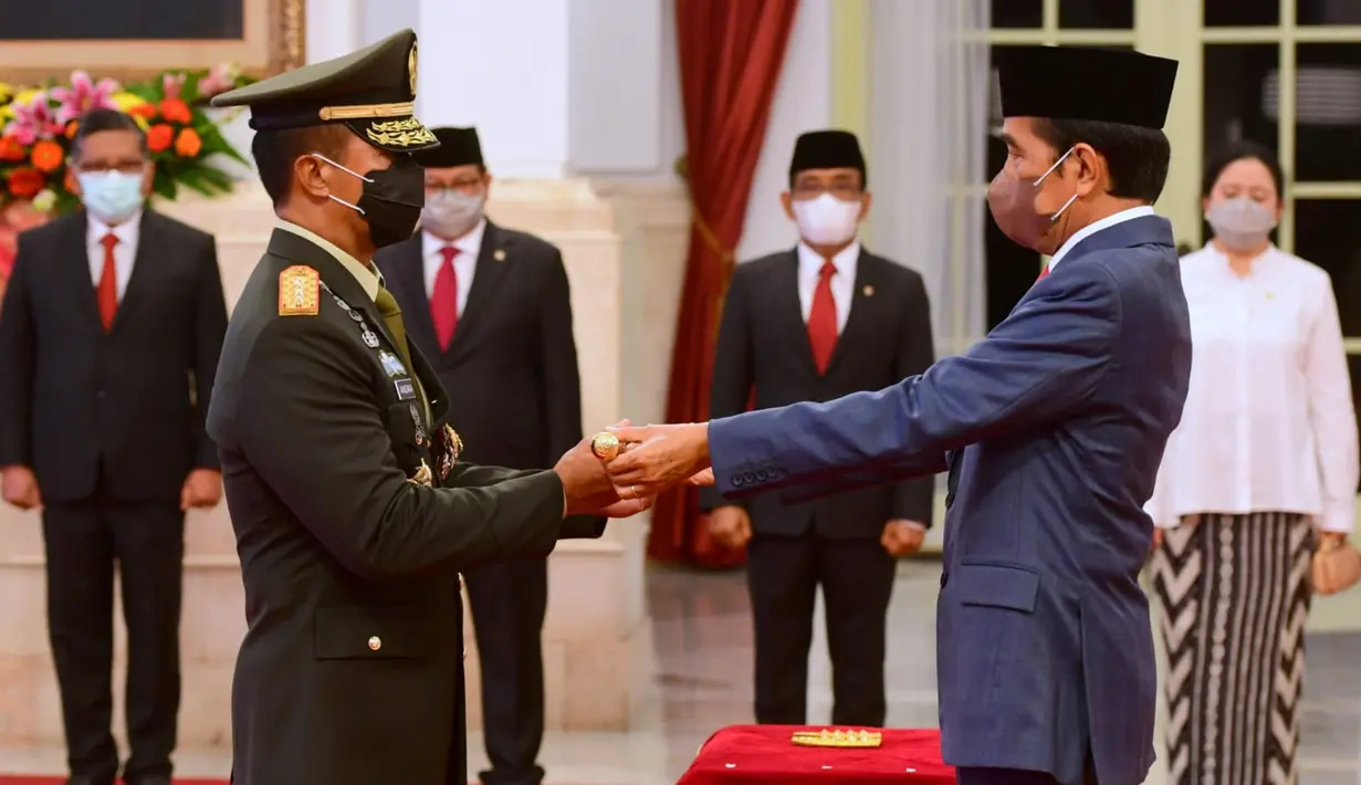 Presiden Joko Widodo menyerahkan tongkat komando kepada Panglima TNI Jenderal Andika Perkasa saat pelantikan di Istana Negara, Rabu (17/11/2021). Andika Perkasa menggantikan Panglima TNI sebelumnya Marsekal Hadi Tjahjanto yang memasuki masa pensiun. (Foto: Agus Suparto/Biro Sekretariat Kepresidenan)