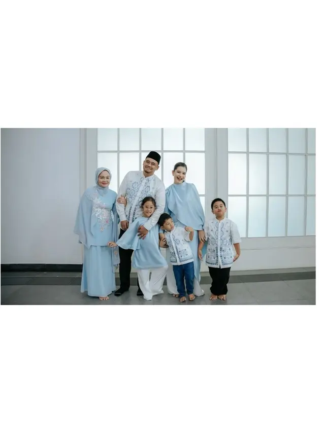 Adu Gaya Baju Kurung Kahiyang Ayu dan Erina Gudono di Hari Lebaran, Mana yang Jadi Favorit?