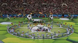 Penari membawa papan seluncur saat meramaikan pembukaan Piala Dunia 2018 di Luzhniki stadium, Moskow, Rusia, (14/6/2018). Rusia dan Arab Saudi tampil pada laga pembuka. (AP/Darko Bandic)