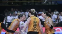 Tim Jakarta Popsivo Polwan bersorak setelah mendapatkan poin dalam laga menghadapi Jakarta Electric PLN dalam laga final four PLN Mobile Proliga 2025 di GOR Jayabaya, Kota Kediri, Jawa Timur, Minggu (20/4/2025). (Bola.com/Dok. PBVSI)