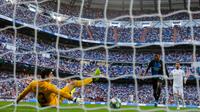 Pemain Club Brugge Emmanuel Dennis mencetak gol ke gawang Real Madrid pada laga Liga Champions di Stadion Santiago Bernabeu, Madrid, Spanyol, Selasa (1/10/2019). Pertandingan berakhir 2-2. (AP Photo/Manu Fernandez)