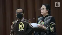 Ketua DPR Puan Maharani membacakan surat Presiden di Lobby Nusantara III, Kompleks Parlemen MPR/DPR-DPD, Jakarta, Rabu (3/11/2021).  Dalam Supres ini mengajukan KSAD Jendral TNI Andika Perkasa sebagai calon tunggal Panglima TNI menggantikan Marsekal Hadi Tjahjanto.  (Liputan6.com/Angga Yuniar)