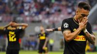 Penyerang Inter Milan, Lautaro Martinez, tampak kecewa usai ditahan imbang Slavia Praha pada laga Liga Champions di Stadion Giuseppe Meazza, Selasa (17/9/2019). Kedua tim bermain imbang 1-1. (AP/Antonio Calanni)