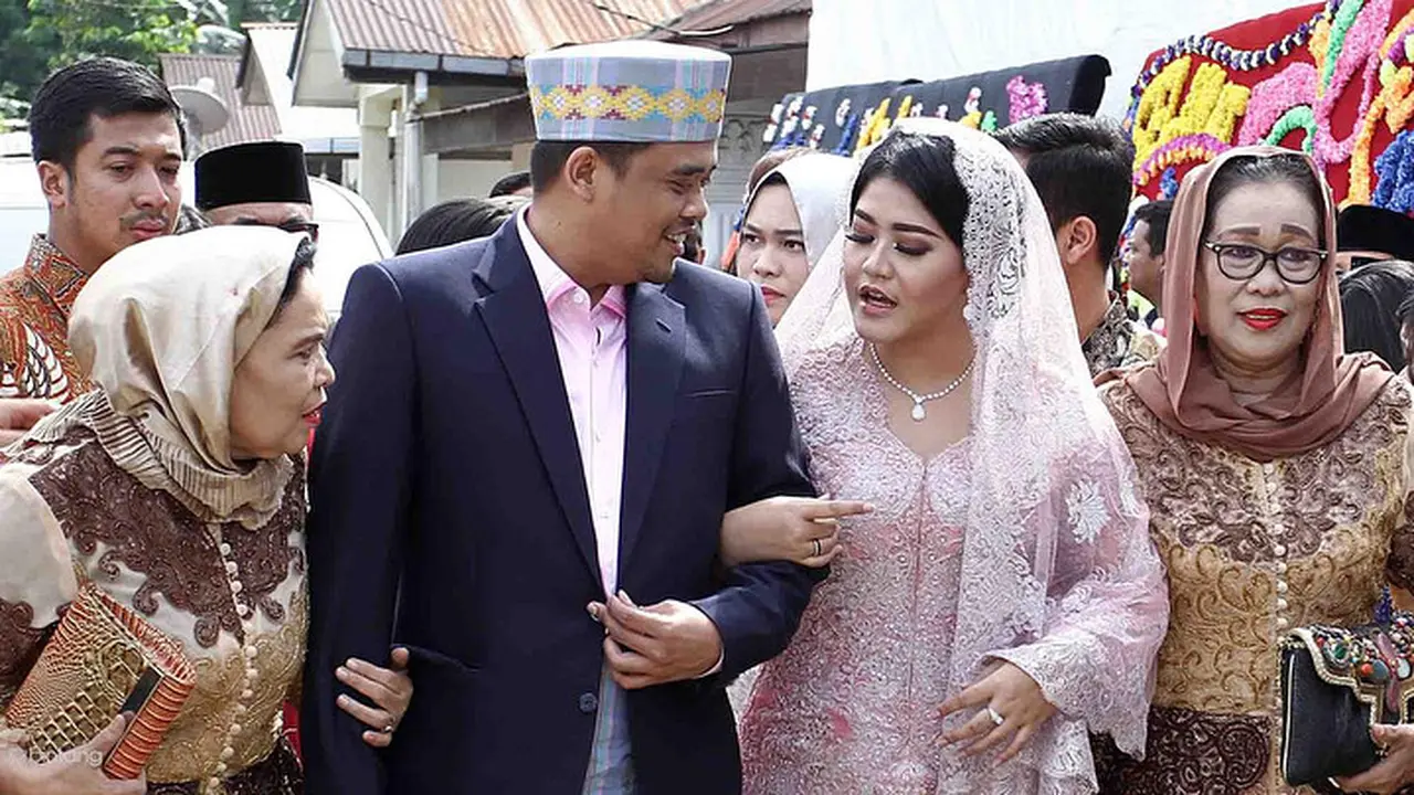 [Bintang] Resmi Bermarga Siregar, Cantiknya Kebaya Kahiyang Ayu