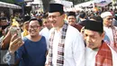Pengunjung berselfie dengan Gubernur Basuki T Purnama saat Festival Palang Pintu 2016 di Jakarta, (28/5). Event tahunan tersebut diselenggarakan merayakan HUT ke-489 DKI Jakarta yang digelar pada 28-29 Mei 2016. (Liputan6.com/Immanuel Antonius)