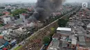 Foto udara kebakaran yang melanda permukiman padat penduduk di kawasan Tanah Tinggi, Johar Baru, Jakarta, Selasa (26/6). Belum diketahui juga jumlah bangunan yang terbakar serta kerugian yang ditimbulkan. (Liputan6.com/Arya Manggala)