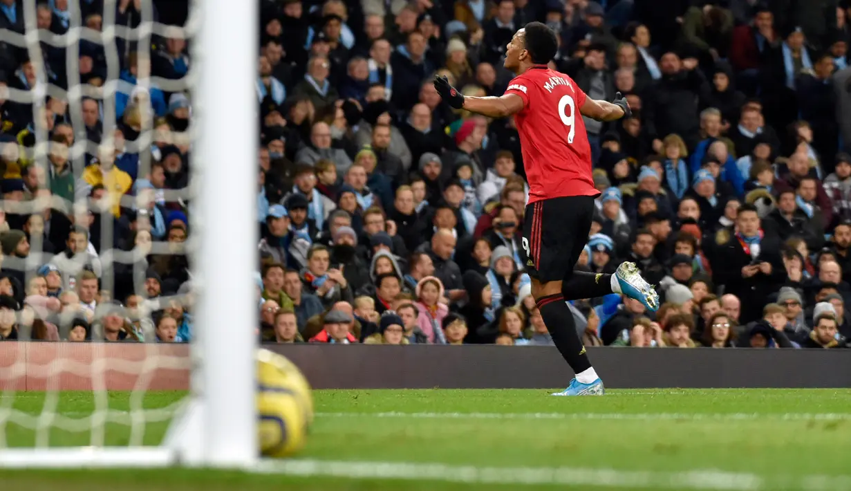 Pemain Manchester United Anthony Martial melakukan selebrasi usai mencetak gol ke gawang Manchester City pada pertandingan Liga Inggris di Etihad Stadium, Manchester, Inggris, Sabtu (7/12/2019). Manchester United menang 2-1. (AP Photo/Rui Vieira)