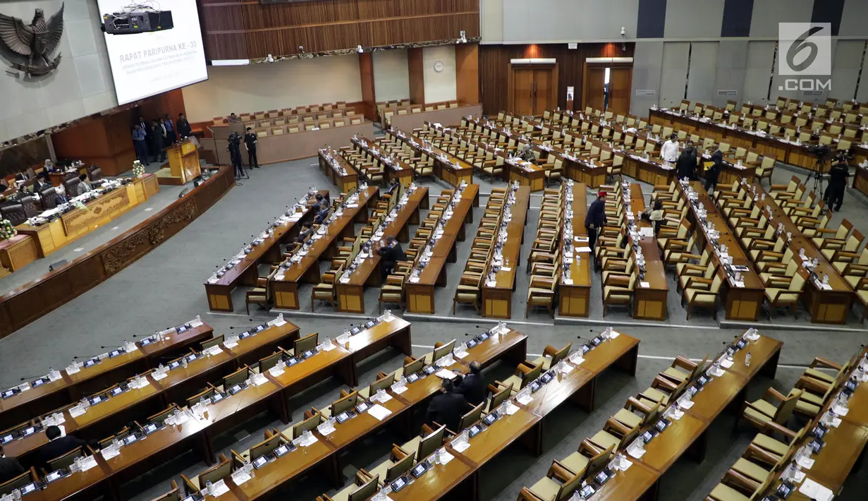 Sidang paripurna ke-33 DPR RI masa persidangan V tahun sidang 2016-2017 di Kompleks Parlemen, Jakarta, Kamis (27/7). DPR memberikan persetujuan untuk menjadikan aturan intip rekening dari Perppu Nomor 1 Tahun 2017 menjadi UU. (Liputan6.com/Johan Tallo)