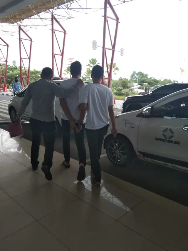 Oknum polisi dibekuk di Bandara Juwata Tarakan.