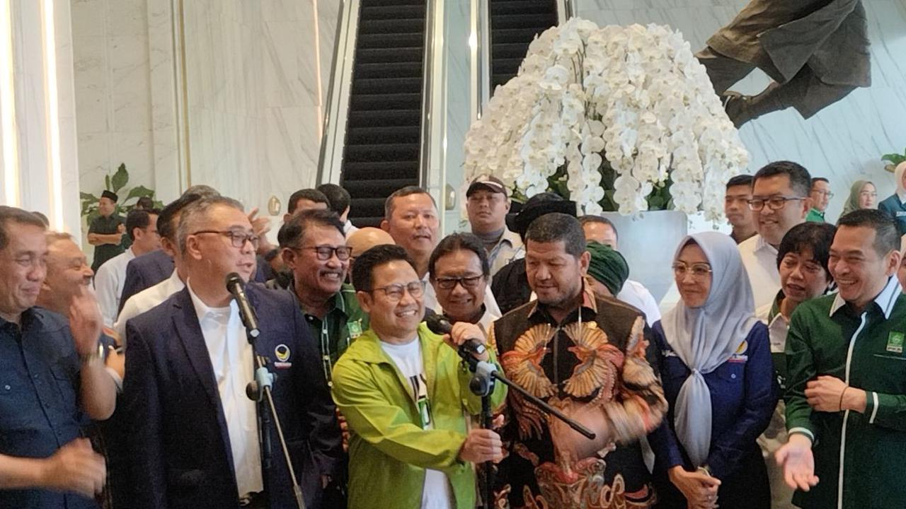 Tak hanya itu, Cak Imin mengungkapkan videotron untuk dirinya berfoto di acara MTQ itu sempat dimatikan. Usai kejadian itu, Cak Imin akhirnya memutuskan untuk pulang.<br>