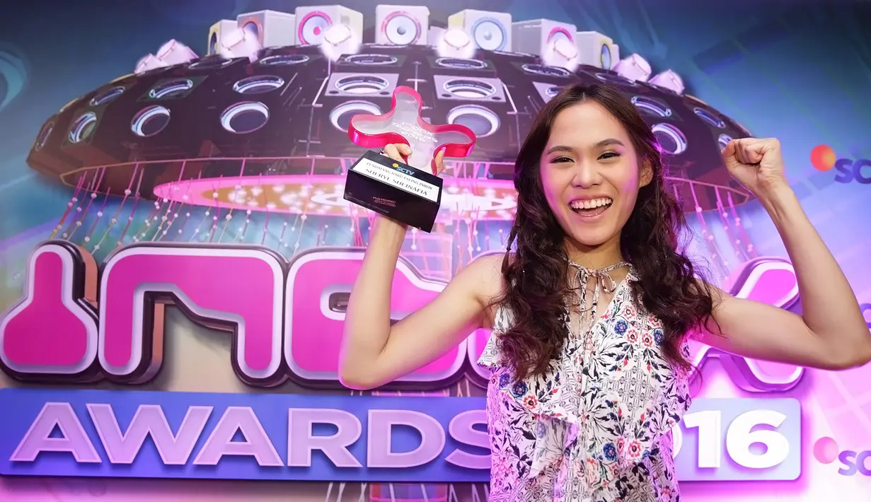 Ekspresi kebahagiaan terlihat dari penyanyi Sheryl Shenafia. Sheryl dinobatkan sebagai Pendatang Baru Paling Inbox. Ia berhasil mengalahkan, Evra, Ical Da, Muvon, dan Wizzy. (Bambang E. Ros/Bintang.com)