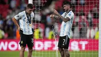 Pemain Argentina, Rodrigo De Paul (kanan) dan Giovani Lo Celso memotong jaring gawang setelah memenangkan laga Finalissima melawan Italia dengan skor 3-0 di Stadion Wembley, Kamis (02/06/2022) dini hari WIB. Gol La Albiceleste masing-masing dicetak oleh Lautaro Martinez (28'), Angel Di Maria (45+1'), dan Paulo Dybala (90+4'). (AP/Matt Dunham)