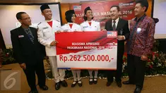 Direktur Human Capital dan Asset Management BRI, Randi Anto (kedua kanan) secara simbolis menyerahkan Beasiswa Apresiasi Paskibraka Nasional 2016 di Gedung BRI, Jakarta (18/08).  Bank BRI memberikan Beasiswa senilai Rp.262.500.000,- (Liputan6.com)
