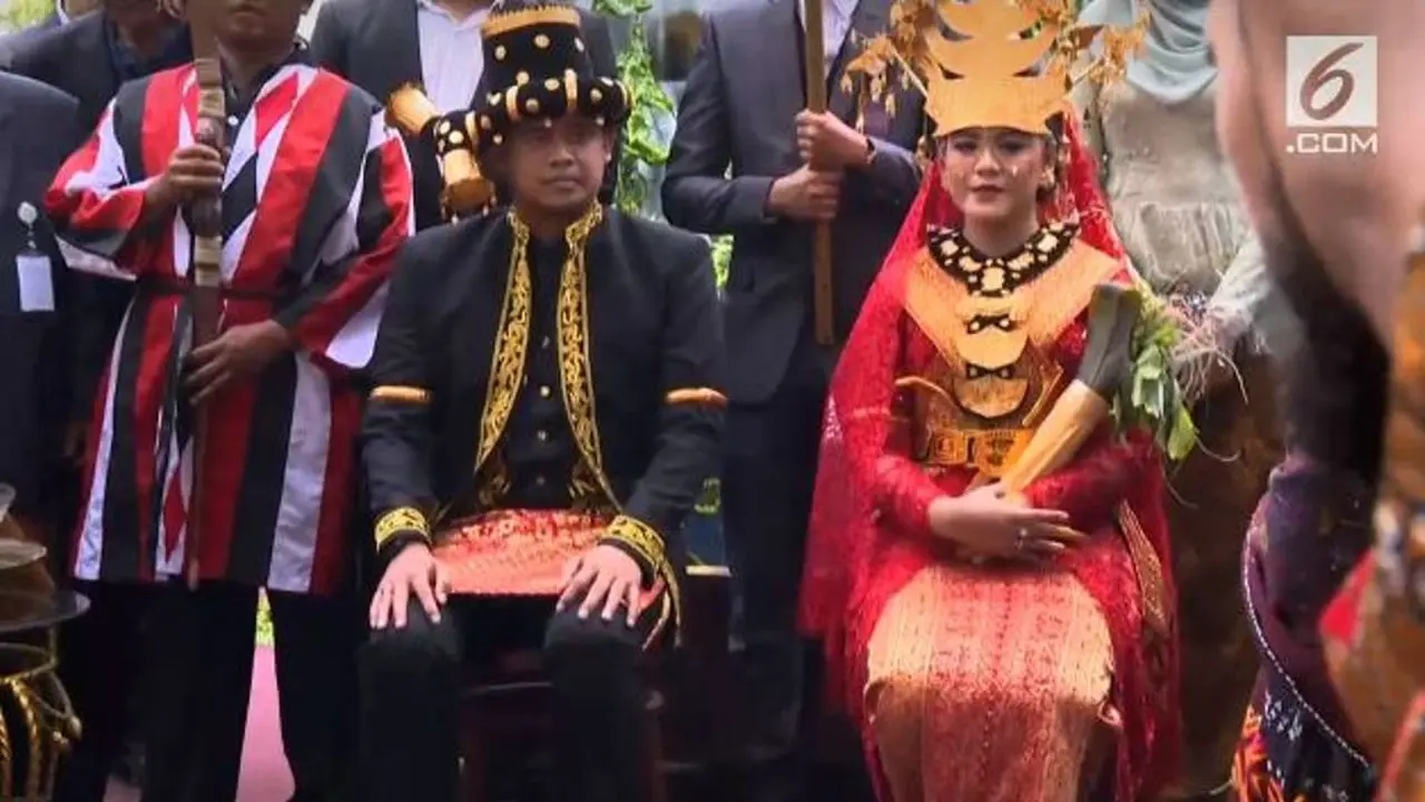 Jalani Pesta Adat, Kahiyang Tampil Cantik dengan Bulang