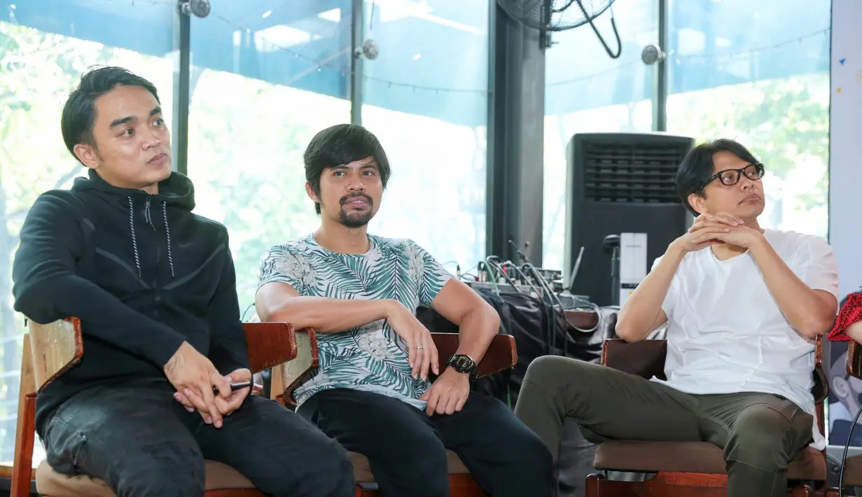 Grup musik Gigi siap memberikan penampilan yang berkesan dalam acara Mandiri Karnaval 2016. Sebelum naik ke panggung, grup yang telah berpengalaman tampil di panggung festival itu terlebih dulu melihat pengunjungnya. (Adrian Putra/Bintang.com)