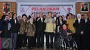 Menpora, Imam Nahrawi (tengah) berfoto bersama pengurus Special Olympics Indonesia (SOIna) di Jakarta, Kamis (30/6). SOIna merupakan organisasi pelatihan dan kompetisi olahraga bagi penyandang Tunagrahita. (Liputan6.com/Helmi Fithriansyah)