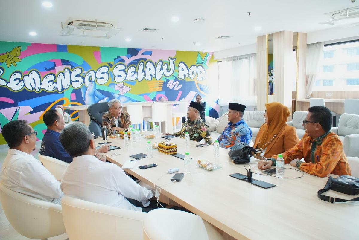 Wamensos Agus Jabo Priyono saat menerima laporan Bupati Buton Tengah Azhari Sekolah Rakyat