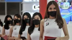 Sejumlah sales promotion girl (SPG) berpose pada Indonesia International Motor Show (IIMS) 2023 di Jiexpo Kemayoran, Jakarta, Kamis (16/2/2023). Selain mobil keluaran terbaru, pesona SPG cantik menjadi sorotan pengunjung sekaligus pemanis dalam pameran IIMS 2023. (merdeka.com/Iqbal S. Nugroho)