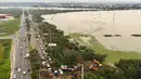 Foto udara menunjukkan para pekerja sedang memperkuat tanggul di tepi Sungai GuaÌba untuk mencegah sungai membanjiri pusat kota di Porto Alegre, Negara Bagian Rio Grande do Sul, Brasil, pada tanggal 4 Mei 2024. (Carlos Fabal/AFP)