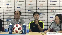 Pelatih Timnas Korea Selatan U-23, Kim Hak-bum, bersama Lee Seung-woo (penyerang), dalam sesi jumpa pers usai laga semifinal Asian Games 2018 di Stadion Pakansari, Cibinong, Rabu (29/8/2018). (Bola.com/Aning Jati)