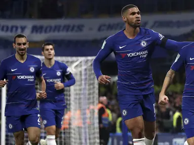 Gelandang Chelsea, Cesc Fabregas, melakukan selebrasi usai membobol gawang Derby County pada Piala Liga Inggris di Stadion Stamford Bridge, Kamis (1/112018). Chelsea menang 3-2 atas Derby County. (AP/Nick Potts)
