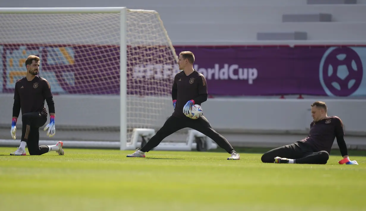 Penjaga gawang Jerman Kevin Trapp, Marc-Andre ter Stegen dan Manuel Neuer melakukan pemanasan untuk sesi latihan di stadion Al-Shamal di Al-Ruwais, Qatar , Selasa, 22 November 2022. Jerman akan memainkan pertandingan pertama melawan Jepang pada Grup E Piala Dunia 2022 Qatar pada Rabu, 23 November. (AP Photo/Matthias Schrader)