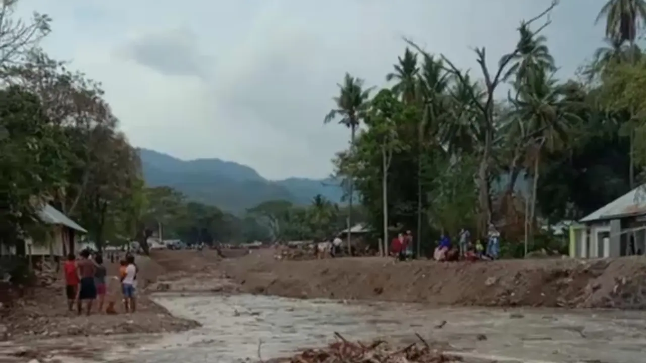 banjir kembali menerjang dua wialayah di pulau Adonara, akes jalan putus, tidak ada korban jiwa. (Foto Istimewah)