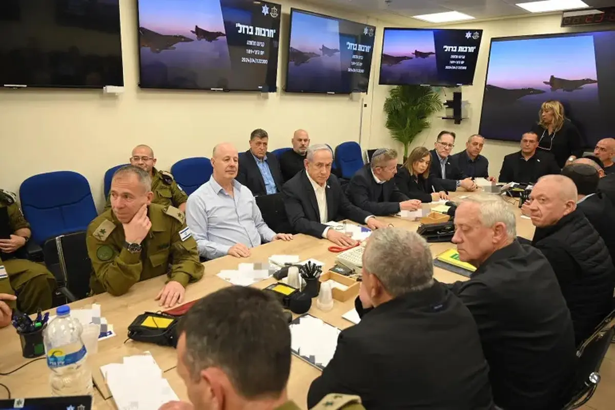 Perdana Menteri Benjamin Netanyahu memanggil kabinet perangnya untuk kedua kalinya dalam waktu kurang dari 24 jam pada Senin 15 April 2024. [Kantor Perdana Menteri Israel melalui AFP]