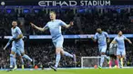 Pemain Manchester City Kevin De Bruyne (tengah) melakukan selebrasi usai mencetak gol ke gawang Leicester City pada pertandingan sepak bola Liga Inggris di Etihad Stadium, Manchester, Inggris, Minggu (26/12/2021). Manchester City menang 6-3. (AP Photo/Scott Heppell)