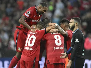 Gelandang Bayer Leverkusen Robert Andrich (tengah) berselebrasi dengan timnya setelah mencetak gol pembuka untuk timnya ke gawang Atletico Madrid dalam matchday kedua Grup B Liga Champions di BayArena, Rabu (14/9/2022) dini hari WIB. Bertandang ke markas Bayer Leverkusen, Atletico Madrid tumbang dengan skor 0-2. (Photo by Sascha Schuermann / AFP)