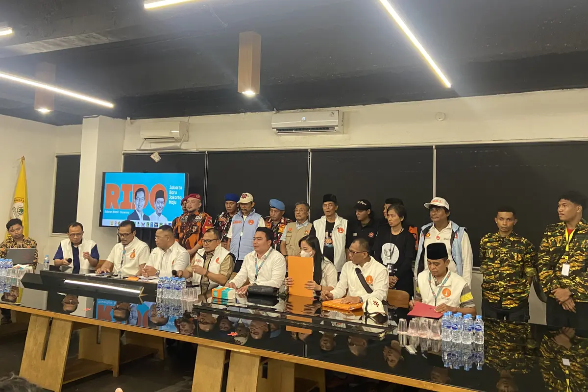 Tim Pemenangan Ridwan Kamil-Suswono (RIDO), Basri Baco, mengeklaim banyak terjadi perusakan poster atau alat peraga kampanye (APK) pasangan RIDO. (Liputan6.com/Muhammad Radityo Priyasmoro)